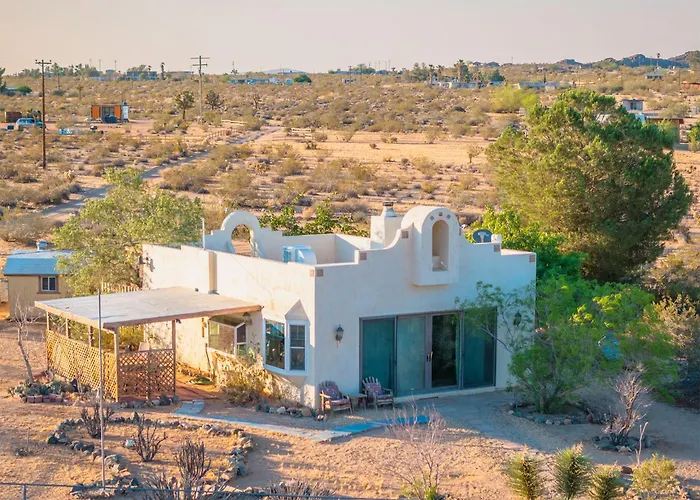 Hot Tub Stargazing From A Gorgeous Desert Retreat