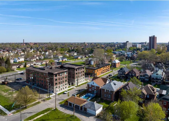 2Br Exclusive Retreat Near Henry Ford