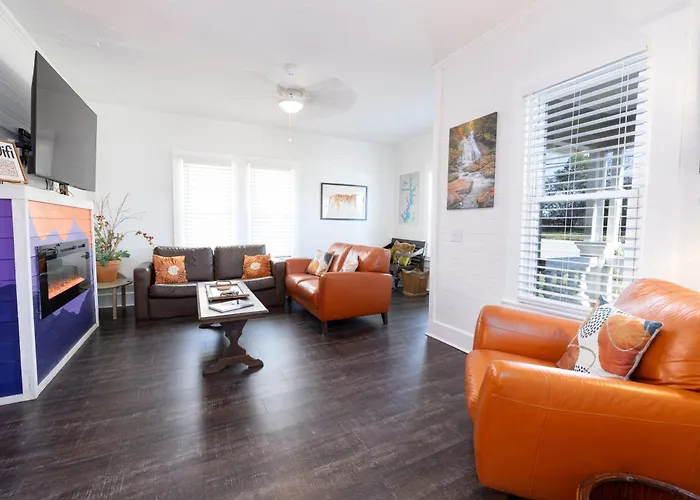 Cozy Downtown Seneca Bungalow