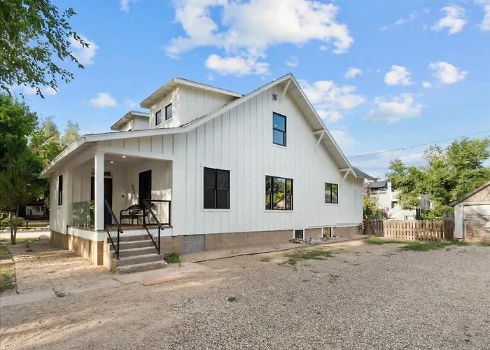 5 Bedroom - Located In Old Town Eagle