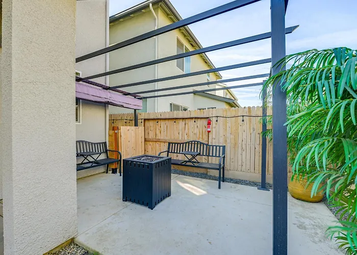 36 Mi To Sequoia Np: Pet-Friendly Home W/ Dog Run!