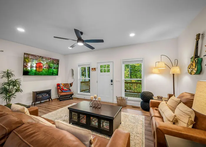 Melody Ridge Downtown With Fast Wifi, King Suite, Soaking Tub