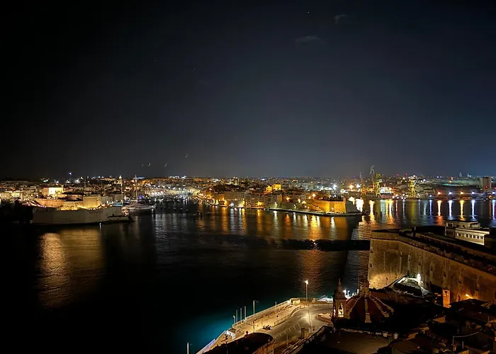 Grand Harbour Hotel