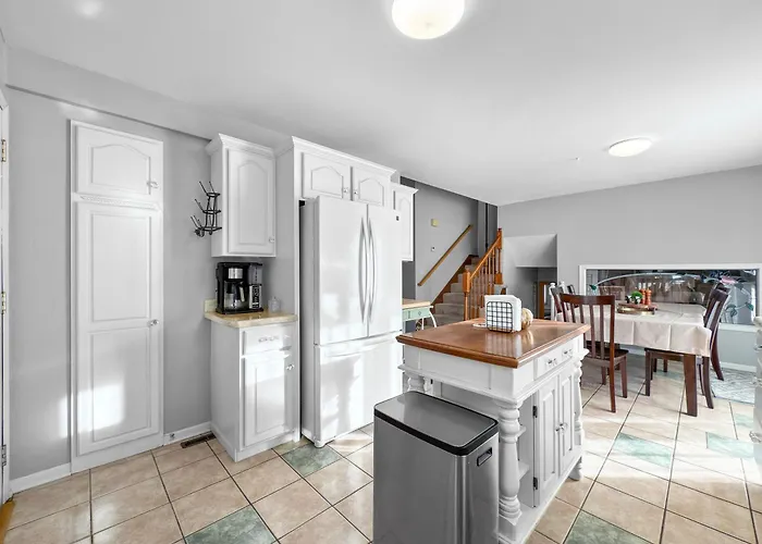 Parkside Getaway- Spacious Six Bedroom Home For Families & Friends