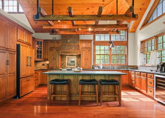 Luxury Log Cabin W Elevator, Hot Tub & Pool Table