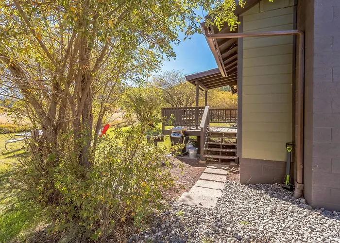 Cozy Cabin Retreat With Scenic Views Cabin