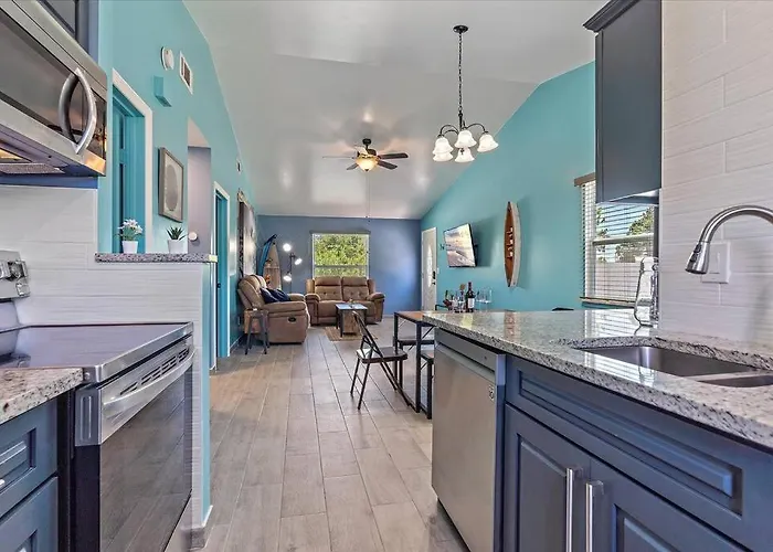 Renovated, Cozy 2 Bedroom