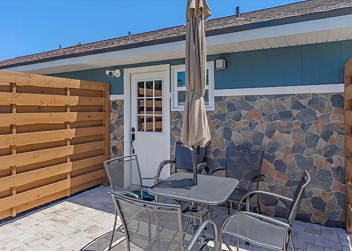 Renovated, Cozy 2 Bedroom