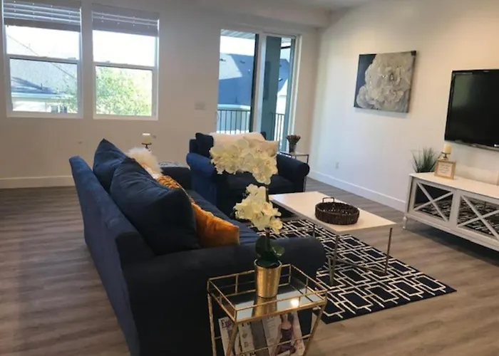 Deluxe Classy Townhouse With 2 Car Garage, Work Or Family!