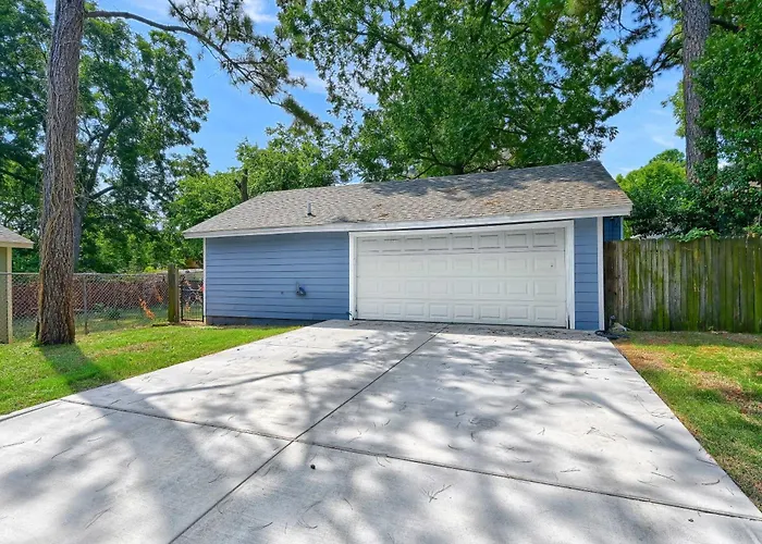 Pet Friendly With Full Kitchen & Fenced Yard