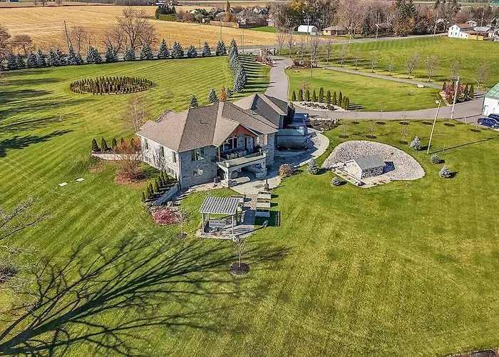 Private Luxury Farmhouse Retreat With Hot Tub