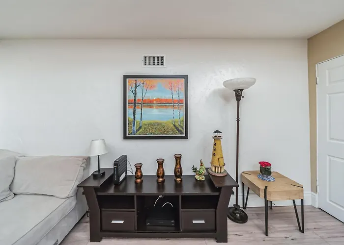 Pet Friendly Gem Near The Beach And Shopping