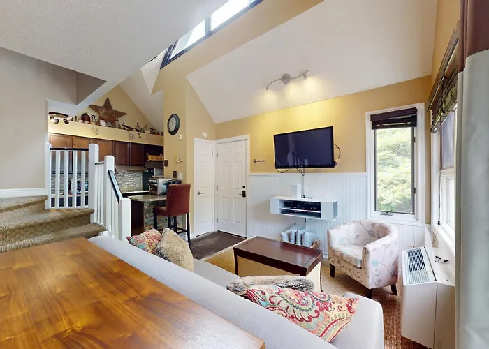Mountain Loft Magic: Pool, Hot Tub, Tennis