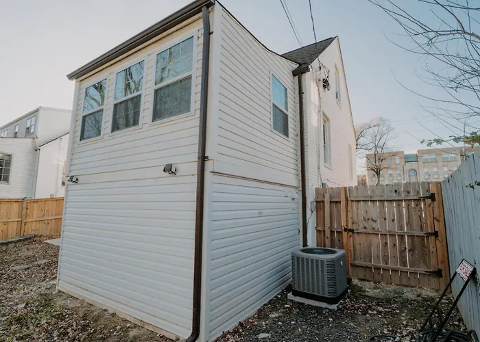 5Br & 4Ba Lovely House With Beautiful Backyard In Va