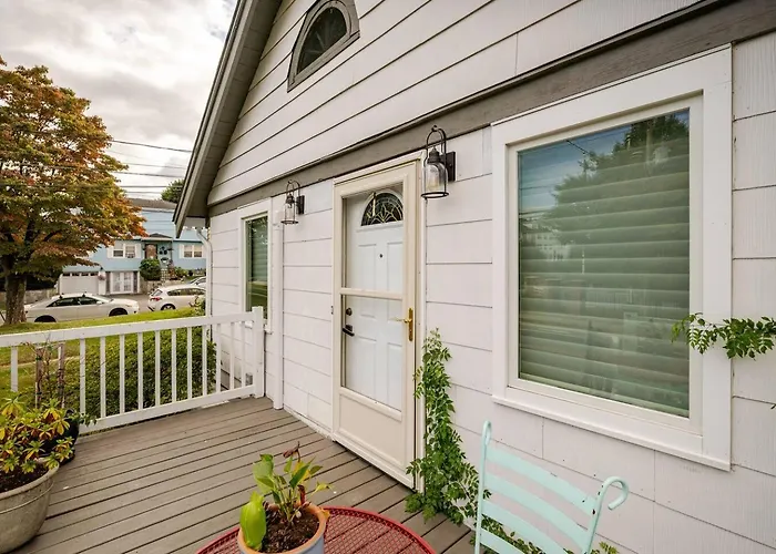 Gem By The Water With Firepit & All Fenced Backyard 2 Bedrooms