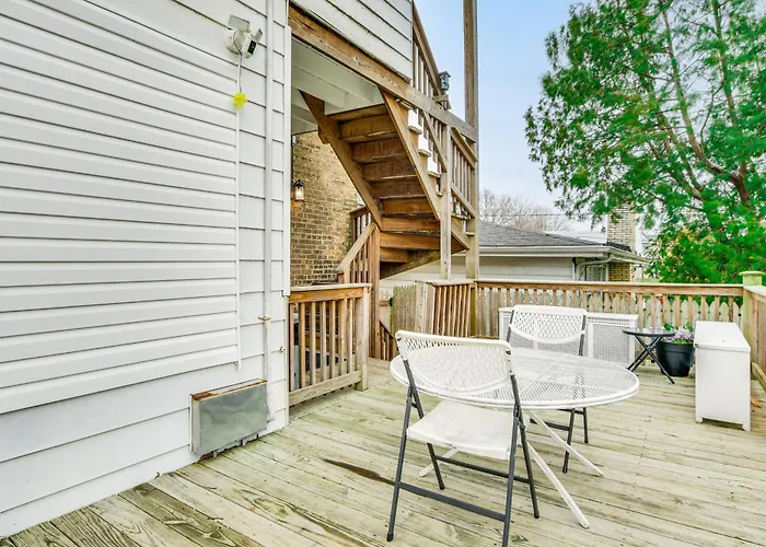 Pet-Friendly Family Apartment - Near Nu Campus!