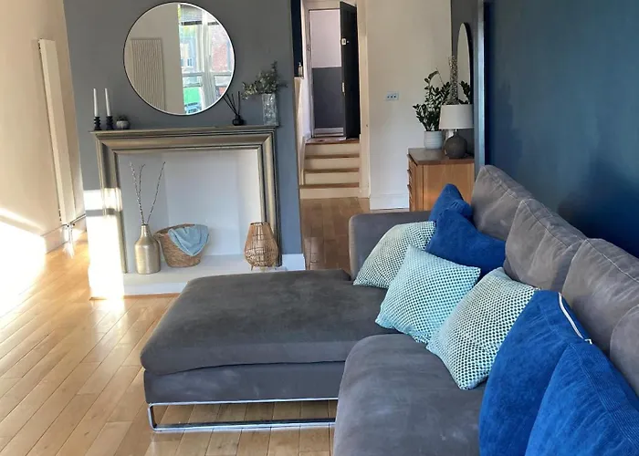The Clock Tower Apartment: Modern 2-Bed with Free Parking in Southsea