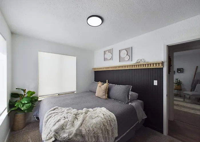 Modern Earthy Bungalow I King Beds I Osu