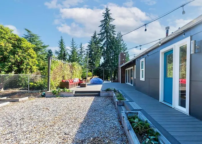 Modern And Relaxing Lake Sammamish View House