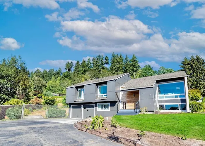 Modern And Relaxing Lake Sammamish View House