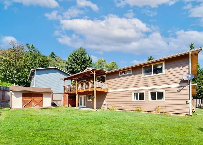 Tastefully Remodeled 4 Bedroom Home With Rainier View