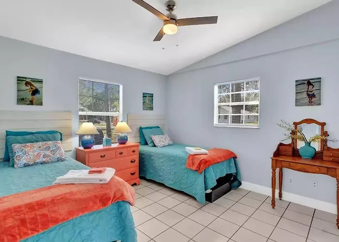 Cheerful 2 Bedroom That Is Close To The Water