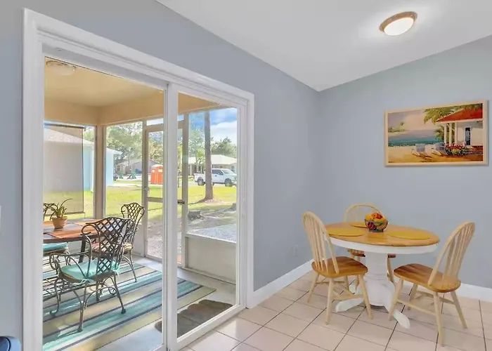 Cheerful 2 Bedroom That Is Close To The Water