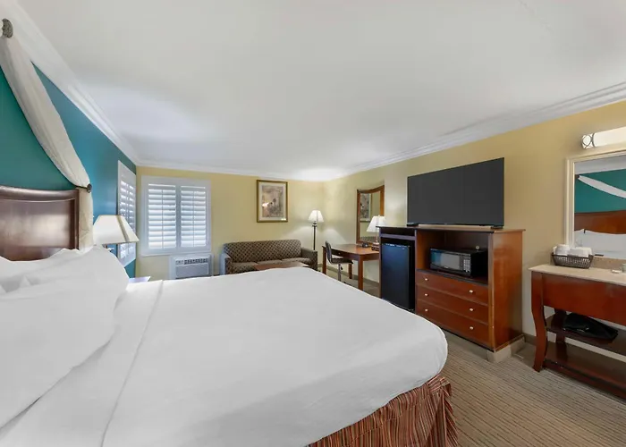 Best Western Harbour Inn & Suites Huntington - Sunset Beach