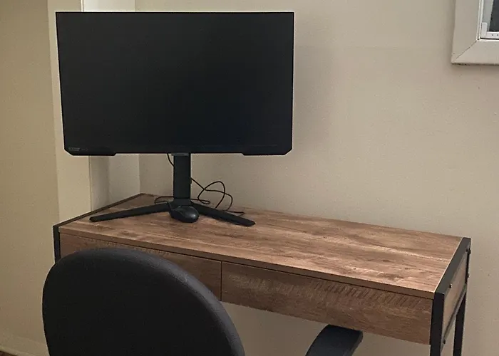 Spacious Updated 1 Bedroom Apartment