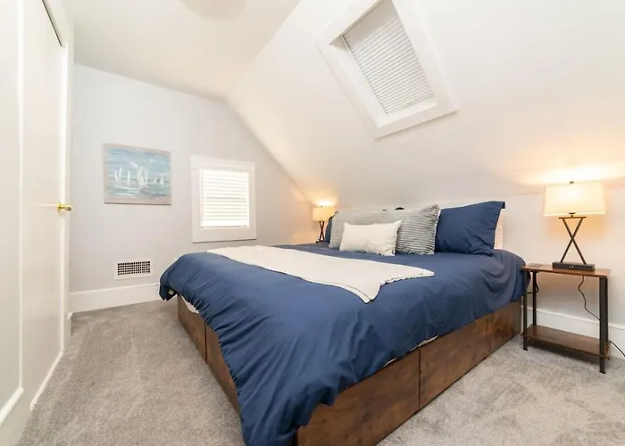 Downtown House Sleeps 10 With 3 King Beds And More