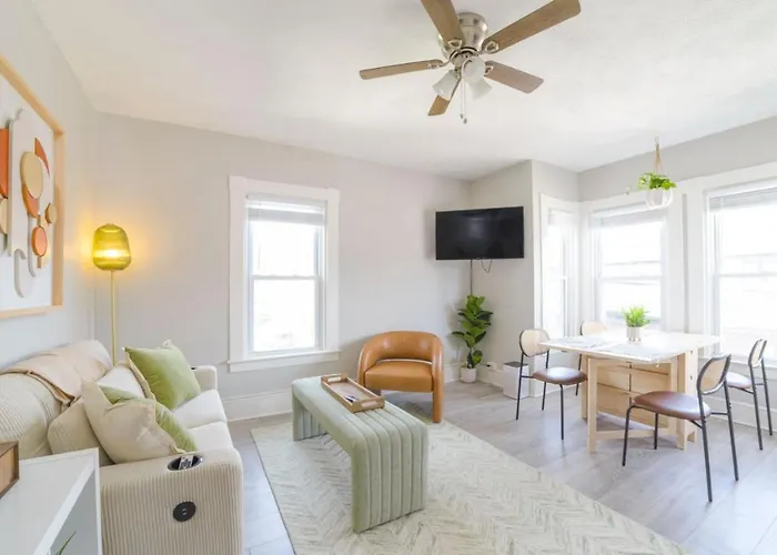 Downtown House Sleeps 10 With 3 King Beds And More