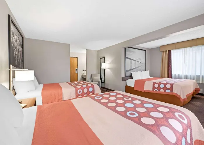 Super 8 By Wyndham Waverly
