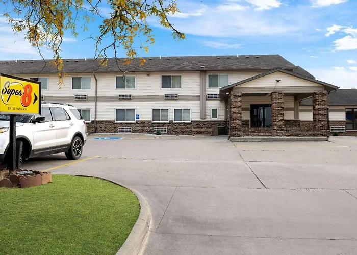 Super 8 By Wyndham Waverly
