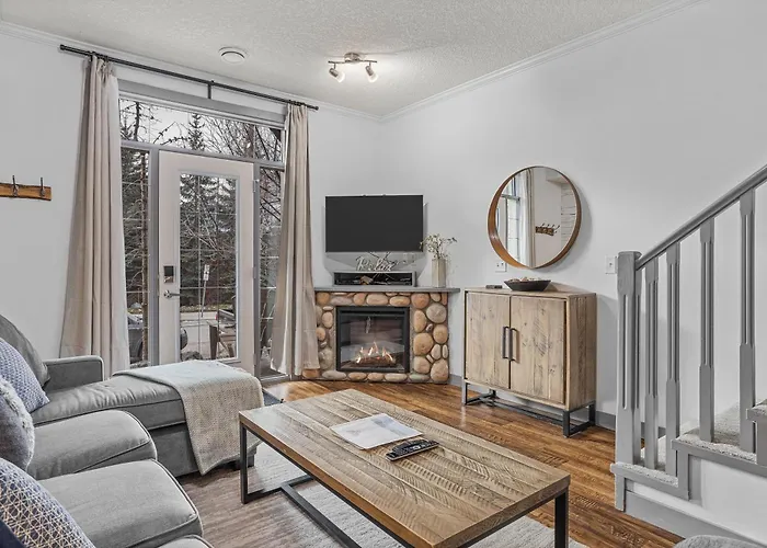 Mystic Chalet- Views, Pool, Hot Tub, Pets - Managed By Little Sister Getaways