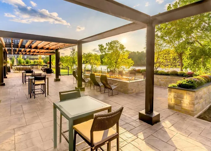 Courtyard By Marriott Appleton Riverfront