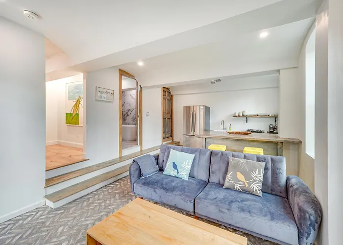 Walk To Waterfront: Chic Hudson Valley Garden Apt