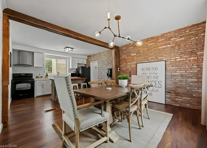 4 Bedroom Luxury House, Free Parking, Next To Lrt, Kitchener Downtown, Near Chicopee Ski Club