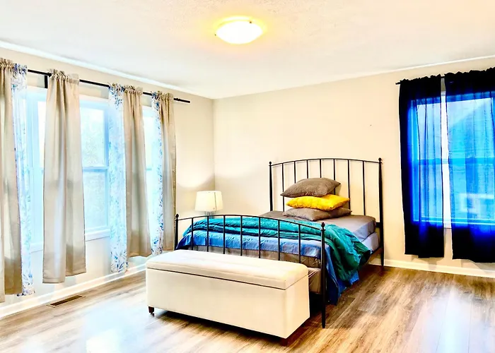 Newly Built Spacious Quiet 3 Bed Rm House With Backyard And Parking