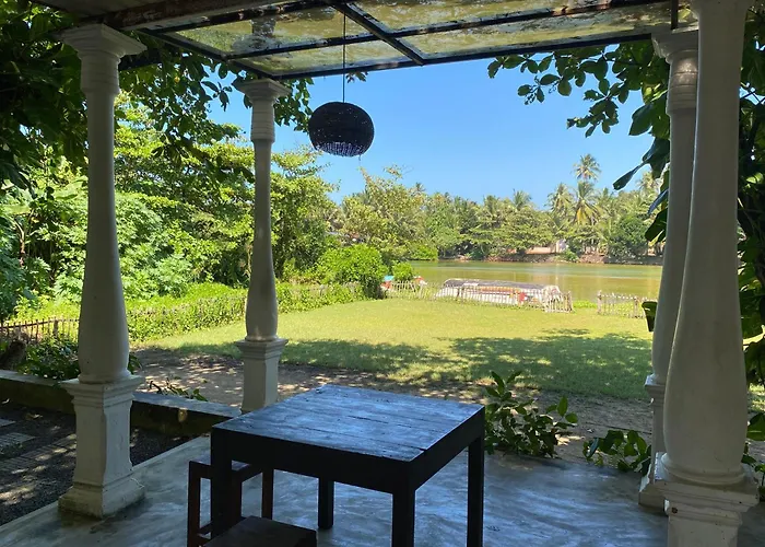 Lake House Hikka