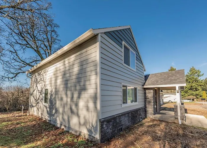 Beautiful Like New Home In A Quiet Neighborhood