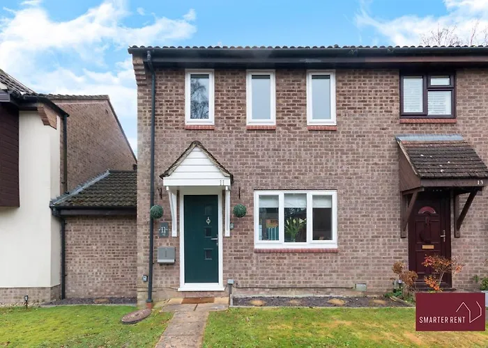 3 Bedroom House In Bracknell With Garden