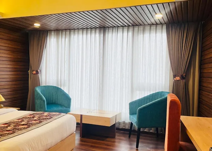 Luxury Stay At Hotel Broadway Boutique Mall Road Chowrasta Near Mahakal Temple