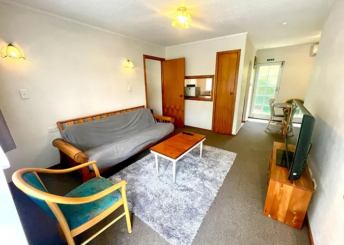 Browns Bay Olive Tree - Pet Friendly Family Apartment