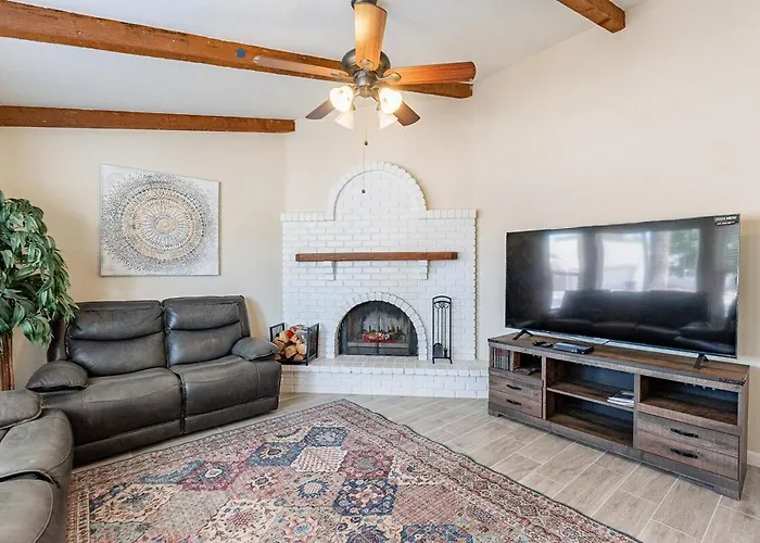 4-Bedroom House In Gilbert - Remodeled Retreat