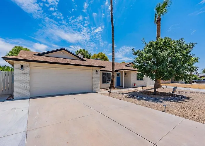 4-Bedroom House In Gilbert - Remodeled Retreat