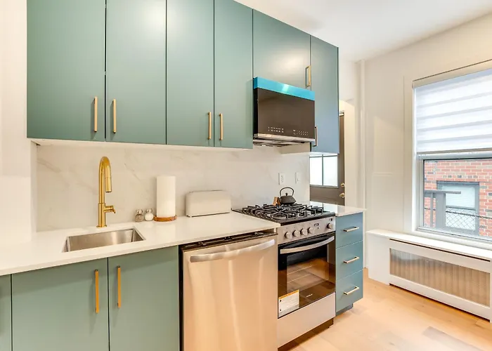 Centrally Located & Pet Friendly: Yonkers Studio!