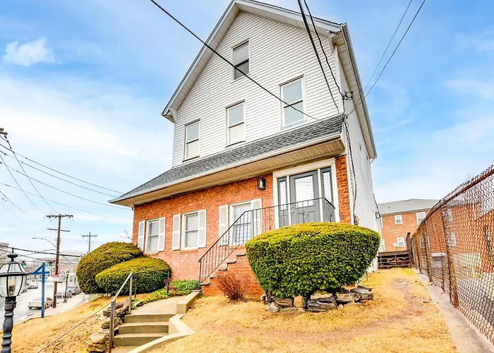 Centrally Located & Pet Friendly: Yonkers Studio!