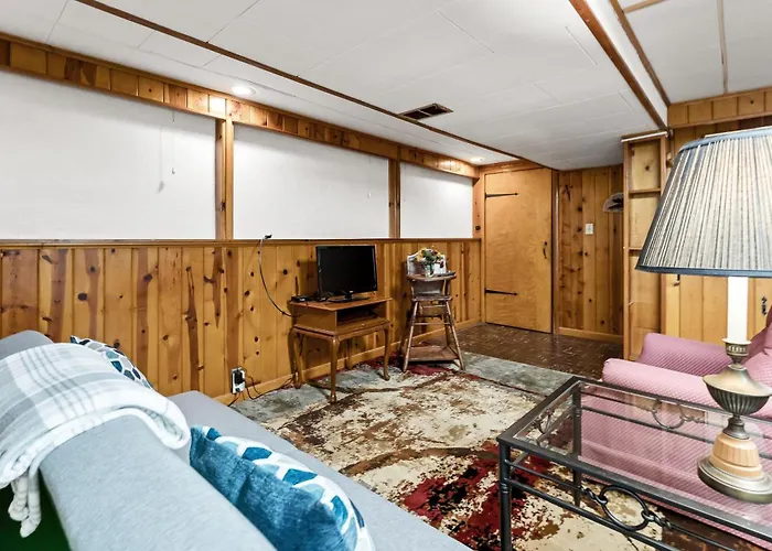 Peaceful Pastel - Cheerful Cottage Close To Pere Marquette And Muskegon Lake - Pet Friendly