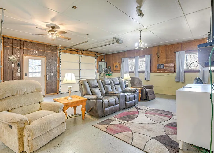 Quaint Zanesville Home W/ Game Room & Yard!