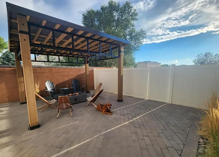Cedar Getaway - Hot Tub, Private Sauna, Pool-Pong!